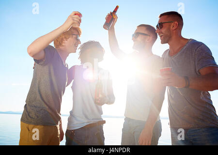 Acclamations joyeuses gars jusqu'aux beaux jours Banque D'Images