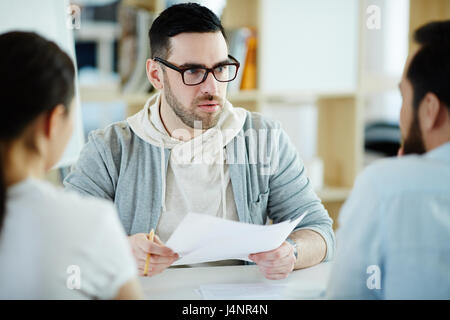 Homme confiant à répondre aux questions des employeurs durant les interviews. Banque D'Images