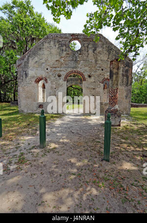 Mur Tabby ruines de la chapelle de la facilité de Saint Helenas Episcopal Church à Saint Helena Island dans le comté de Beaufort, Caroline du Sud à la verticale Banque D'Images