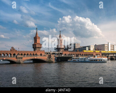 La rivière Spree et Oberbaumbrücke (Oberbaum Bridge) à Berlin. Banque D'Images