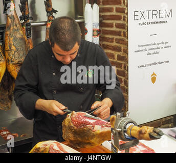 Un homme de race blanche à la trancheuse à jambon de Serrano spécialité coupe Jambon Iberico leg Central Market Mercado Central Valencia Banque D'Images