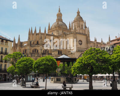 Une vue de la Catedral La cathédrale Santa Maria de la place de premier plan avec des arbres carrés Segovia Espagne Banque D'Images