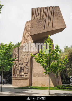 Une vue de la Plaza Colon et Jardines del Descubrimiento Monument à la découverte de l'Amérique, Madrid, avec personne qui marche montrant l'échelle, Espagne Banque D'Images