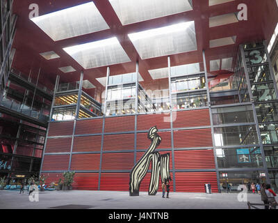 Une vue à l'intérieur de la cour du musée Museo Reina Sofia architecture atrium avec puits skypod construction structure design moderne à Madrid, Espagne Banque D'Images