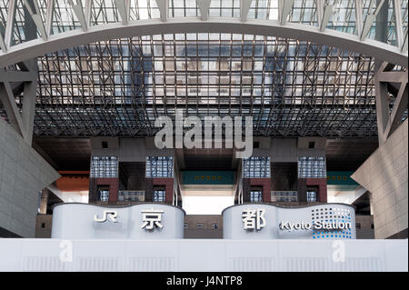 Kyoto, Japon - Mars 2016 : signe de la gare de Kyoto, la principale gare ferroviaire et transports à Kyoto, au Japon. Banque D'Images