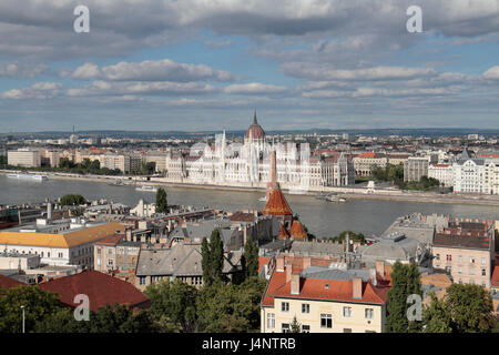 Le bâtiment du parlement hongrois (Országház) à côté de la rivière Danube vue depuis la colline du château à Budapest, Hongrie. Banque D'Images