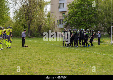 Joueurs de football américain au cours d'un échange au cours du temps Banque D'Images