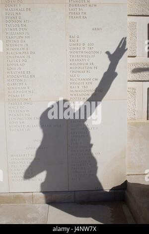 Ombre de la chute d'un fille main dans l'air sur le monument commémoratif de guerre Banque D'Images