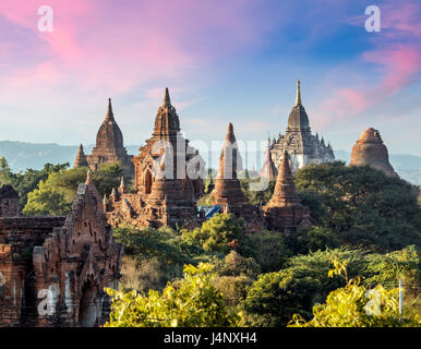 Stock Photo - Lever du Soleil à Bagan Myanmar Banque D'Images