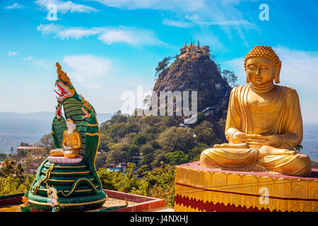 Stock Photo - Mandalay Myanmar Birmanie Asie mont Popa Taung Talat Bouddhisme Bouddha architecture exotiques colorées cobra hill mont skyline s Banque D'Images