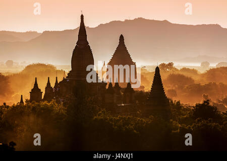 Stock Photo - Lever du Soleil à Bagan Myanmar Banque D'Images