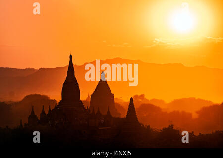 Stock Photo - Lever du Soleil à Bagan Myanmar Banque D'Images