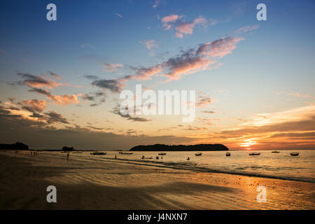 Stock Photo - coucher de soleil à la plage de Ngapali en Birmanie Myanmar Banque D'Images