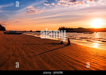 Stock Photo - Myanmar (Birmanie), l'État de Rakhine (Arakan), ou quartier de Thandwe, la plage de Ngapali, coucher du soleil Banque D'Images