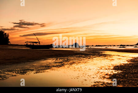 Stock Photo - coucher de soleil à la plage de Ngapali en Birmanie Myanmar Banque D'Images