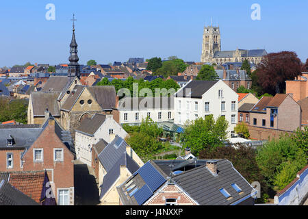 Vue panoramique de la 13e siècle église gothique de Sainte Catherine (à gauche) et la basilique gothique de Notre Dame (à droite) à Tongeren, Belgique Banque D'Images