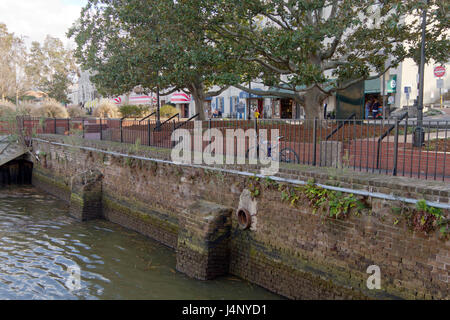 Savannah, Georgia, USA - Le 20 janvier 2017 : l'historique Riverwalk le long de la Savannah River, au centre-ville de Savannah, Géorgie, avec ses boutiques, restaurants un Banque D'Images