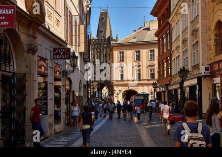 La rue Celetna, menant à Prasna brana (la tour de poudre) à Prague, République Tchèque Banque D'Images