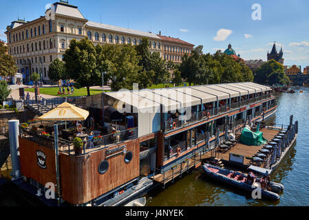 Restaurant Marina sur la rivière Vltava à Prague République Tchèque Banque D'Images