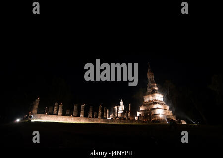 Temple au parc historique de Sukhothai dans la nuit de pleine lune au cours de l'Loykratong, sukhothai Thaïlande festival Banque D'Images