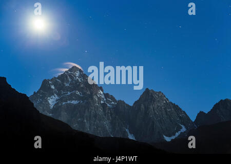 La lune brille sur Monviso et Visolotto dans un ciel de nuit claire, Crissolo, Po' Valley, district de Cuneo, Piémont, Italie. Banque D'Images