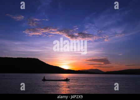 Les hommes la pêche sur le Mékong dans un champ au coucher du soleil, Chiang Khan, Thaïlande Banque D'Images