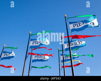 Drapeaux indiquant Pier 39 sur Fisherman's Wharf à San Francisco, Californie. Pier 39 est une attraction touristique populaire. Banque D'Images