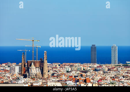 Paysage urbain ville de Barcelone en Espagne, sur la gauche la Sagrada Familia, l'horizon de la mer Méditerranée, bird's eye view from above Banque D'Images