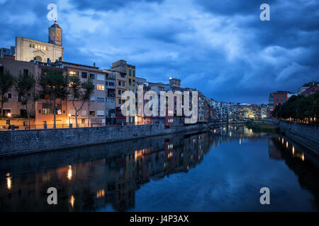 Espagne, Catalogne, Gérone city skyline at Dusk, maisons anciennes à l'Onyar River Banque D'Images