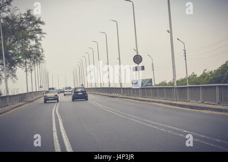 Le Caire, Egypte, 6 mai 2017 : vue sur le trafic routier au Caire ismaileya desert road Banque D'Images