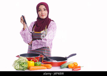 Femme de porter un tablier prêt à cuire pour les membres de la famille avec le langage du corps et du visage différente expression isolé sur fond blanc - Articles de cuisine, de l'alimentation Banque D'Images