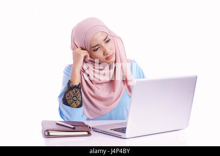 Pretty woman wearing hijab en face de l'ordinateur portable recherchez et faire le travail de bureau avec différentes expression visage isolé en fond blanc - bureau, busin Banque D'Images