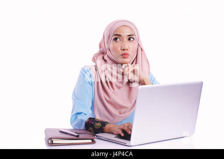 Pretty woman wearing hijab en face de l'ordinateur portable recherchez et faire le travail de bureau avec différentes expression visage isolé en fond blanc - bureau, busin Banque D'Images