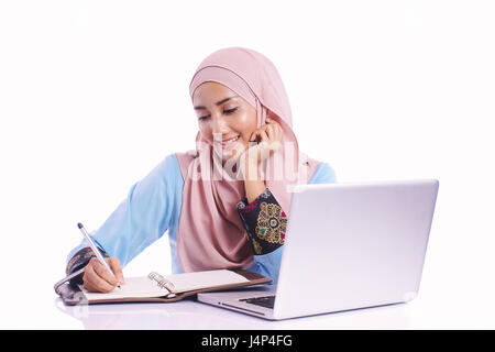 Pretty woman wearing hijab en face de l'ordinateur portable recherchez et faire le travail de bureau avec différentes expression visage isolé en fond blanc - bureau, busin Banque D'Images