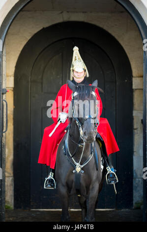 Londres - le 31 octobre 2016 Queen's Life : Canada Garde côtière canadienne de la Household Cavalry se tient dans une arche au St James's Palace face à Whitehall. Banque D'Images