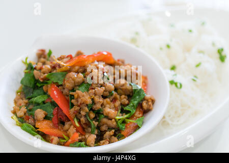 Sauté de porc aux vermicelles de riz bouilli et basilic Banque D'Images