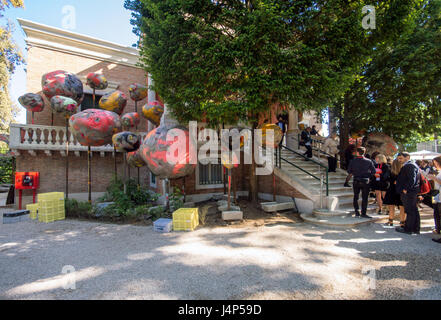 Phyllida Barlow - Folly | Sculpture installation dans le pavillon britannique à la Biennale d'Art de Venise 2017 - extérieur - baubles Banque D'Images