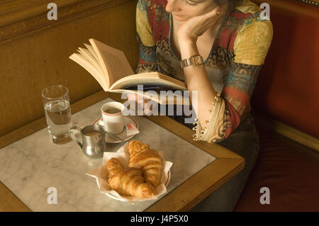 France, Paris, café « prairie de Chai de l'Abbaye", femme, le petit-déjeuner, livre, lire, gondolé, Banque D'Images