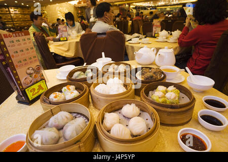 La Chine, Hong Kong, restaurant, aliments, Dim Sum, Asie, ville, bar, table, nourriture, traditionnellement, les gens, les invités, les spécialités régionales, asiatiques, en chinois, à la vapeur, coller les colis, sauces, trempettes, Banque D'Images