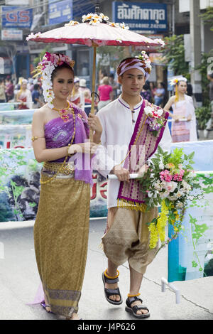 La Thaïlande, Chiang Mai, Chiang Mai Flower Festival Parade, couple, folklore vêtements, parasol, Banque D'Images