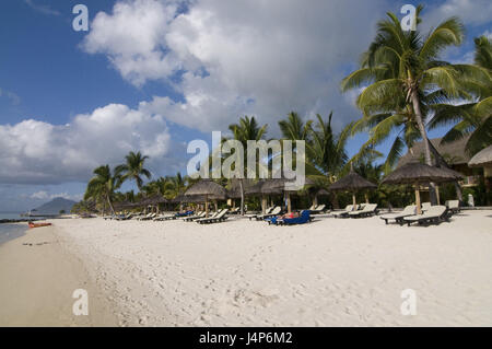 L'Ile Maurice, le Paradis, plage de sable, chaises longues, parasols, les touristes, le modèle ne libération, Banque D'Images