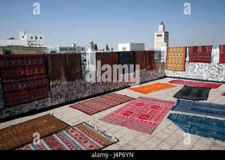 Tunisie, Tunis, boutique de tapis, du toit-terrasse, tapis, minaret, Zitouna Banque D'Images