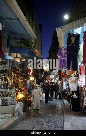 Tunisie, Tunis, Vieille Ville, le Souk, des boutiques, des passants, soir, Banque D'Images