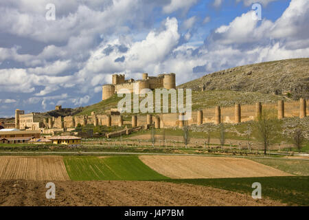 L'Espagne, de Castille, province de Soria, château, ciel nuageux, Kastilien-Leon, Hill, forteresse, muraille, champ, point d'intérêt, tourisme, personne, ciel, gris, cloudies, Banque D'Images