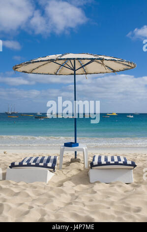 Chaises longues, parasol, plage de sable fin, Santa Maria, Sal, Kapverden, Banque D'Images