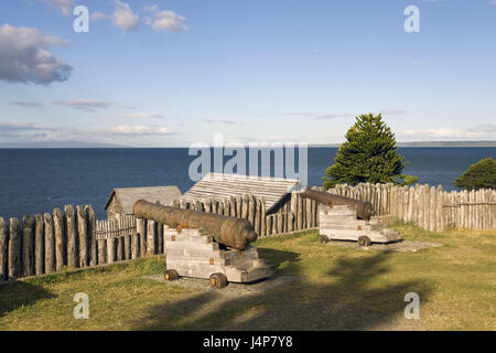 Le Chili, la Patagonie, Punta Arenas, Fuerte Bulnes, maisons bois, canons, Banque D'Images