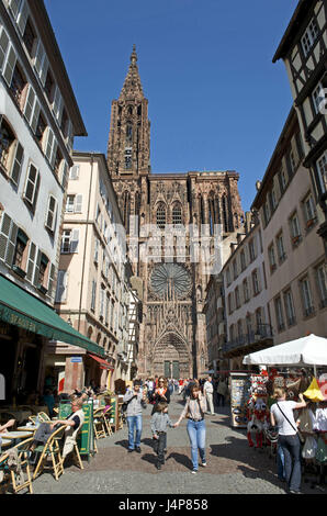 France, Alsace, Bas-Rhin, Strasbourg, rue Mercière, cathédrale, tour nord et façade ouest avec Rosace de plafond, les gens, Banque D'Images