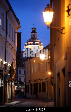 La Lituanie, Vilnius, Vieille Ville, vue sur la ville, Lane, lanternes, morceau de l'église de Kasimir, soir, Banque D'Images