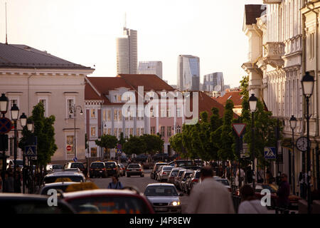 La Lituanie, Vilnius, Vieille Ville, Landsberger Allee 203, rue scène de rue, lumière du soir, Banque D'Images