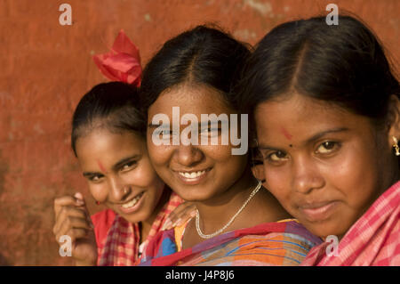 Les femmes, les jeunes, trois, sourire, portrait, photo de groupe, Calcutta, Inde, le modèle ne libération, Banque D'Images
